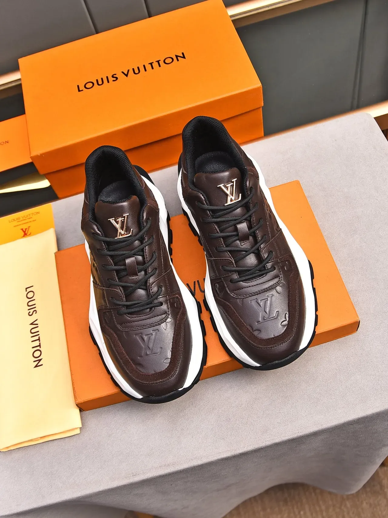 Louis Vuitton LV Trainer Marron Blanc Cuir Embossed Monogramme Semelle Intermédiaire Sculptée Sneakers Lifestyle 2