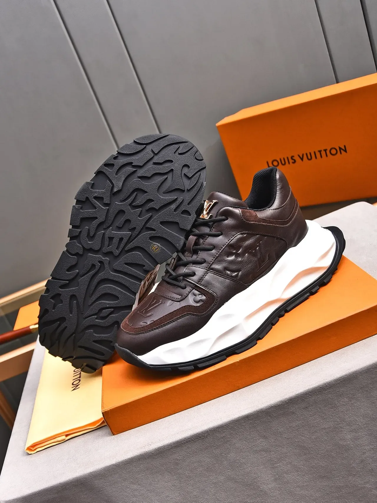 Louis Vuitton LV Trainer Marron Blanc Cuir Embossed Monogramme Semelle Intermédiaire Sculptée Sneakers Lifestyle 4