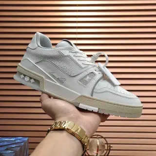 Louis Vuitton LV Trainer Branco Bege Sola Média em Camadas Detalhe Logo Script Sneakers Lifestyle