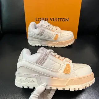 लुई विट्टन LV Trainer सफेद भूरा मोनोग्राम कैनवास अपर लेयर्ड चंकी सोल लाइफस्टाइल स्नीकर