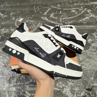 Louis Vuitton LV Trainer Zapatillas Lifestyle Blanco y Negro Monograma Embossed Firma Cursiva