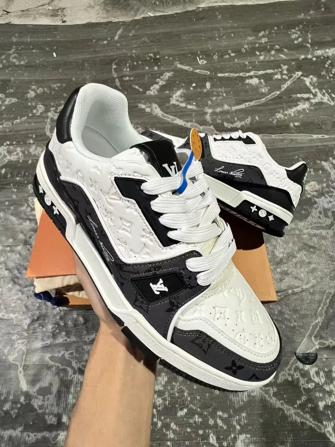 Louis Vuitton LV Trainer Sneakers Lifestyle Blanc et Noir Monogramme Embossed Signature Cursive 2