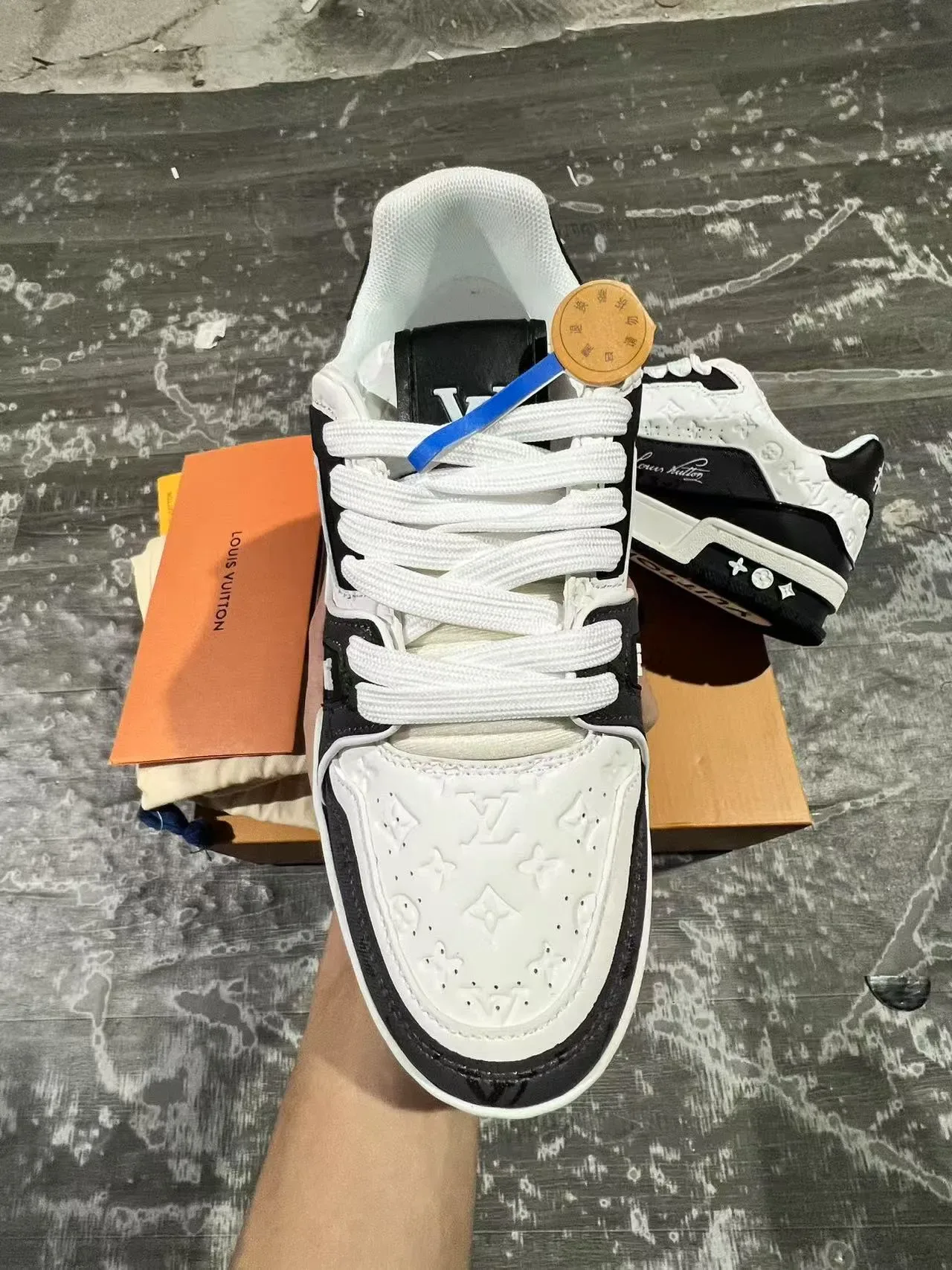 Louis Vuitton LV Trainer Sneakers Lifestyle Blanc et Noir Monogramme Embossed Signature Cursive 3