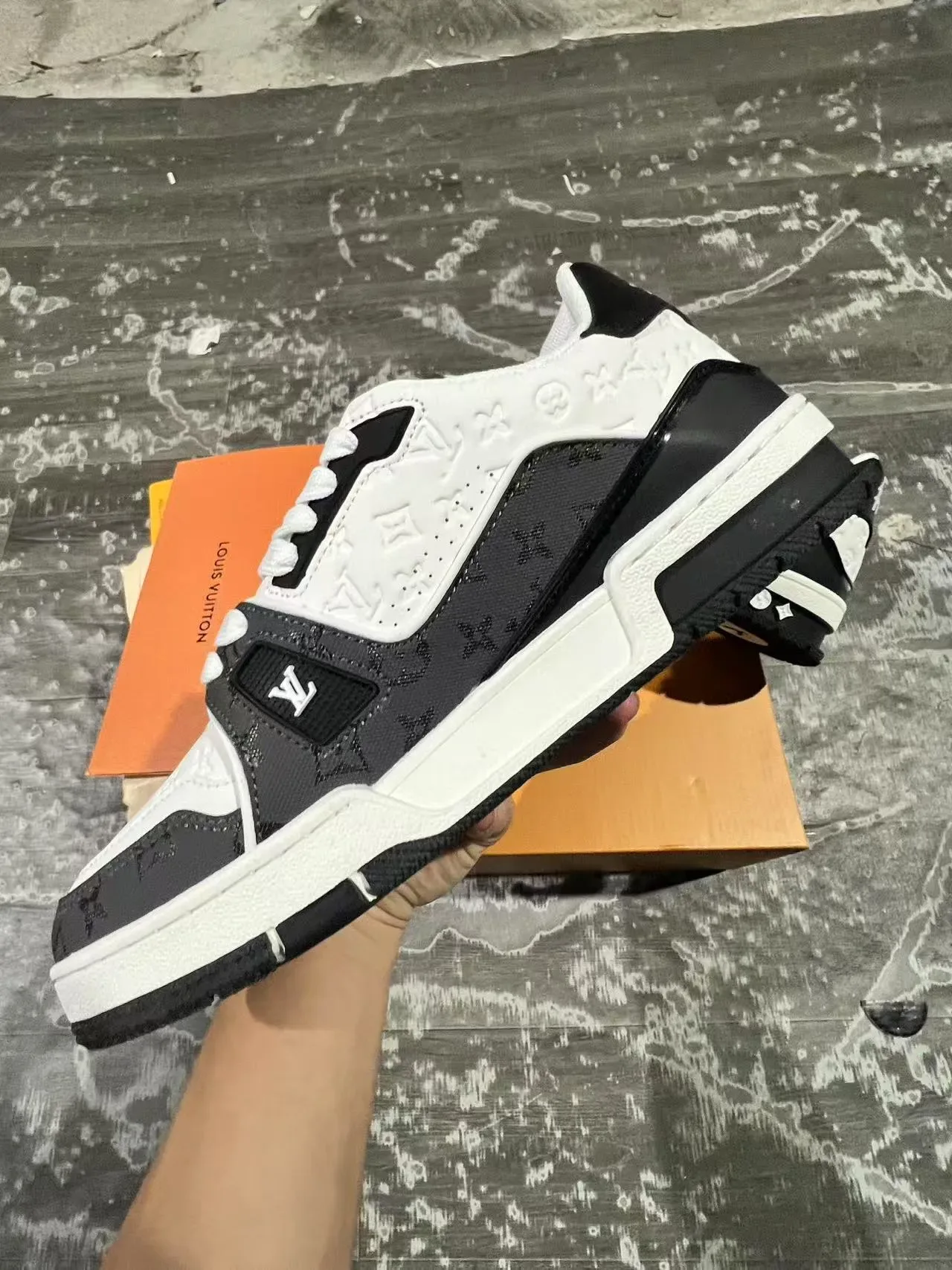 Louis Vuitton LV Trainer Sneakers Lifestyle Blanc et Noir Monogramme Embossed Signature Cursive 5