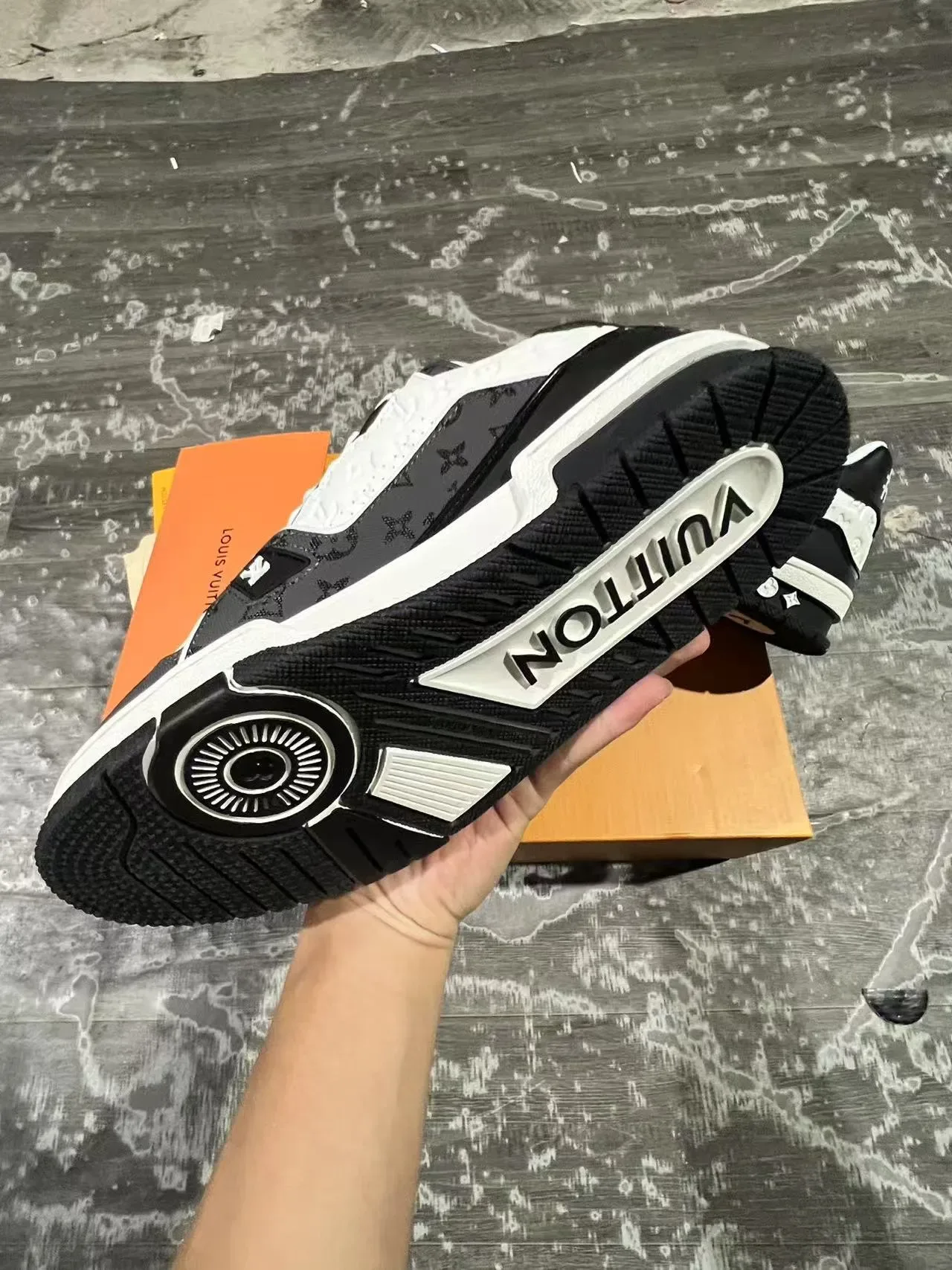 Louis Vuitton LV Trainer Sneakers Lifestyle Blanc et Noir Monogramme Embossed Signature Cursive 6