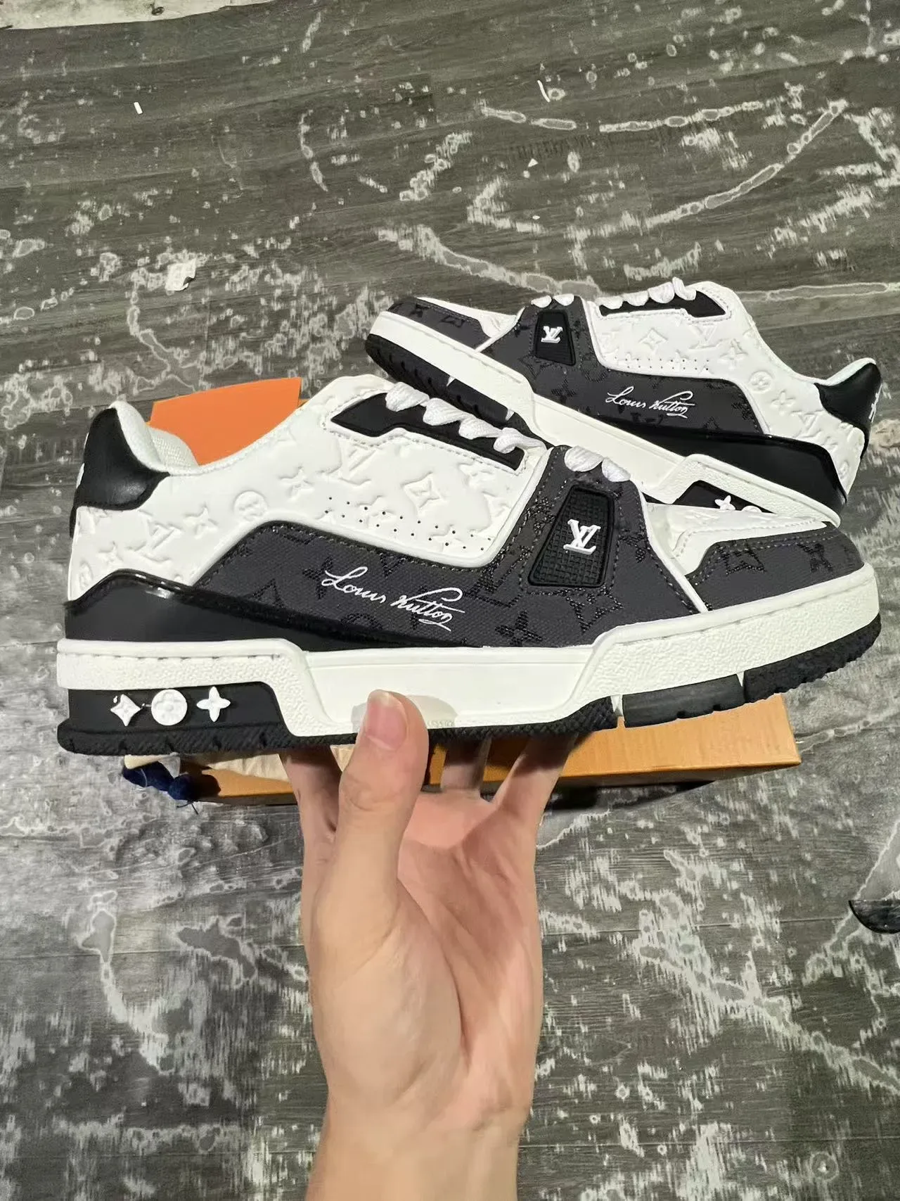 Louis Vuitton LV Trainer Sneakers Lifestyle Blanc et Noir Monogramme Embossed Signature Cursive 7