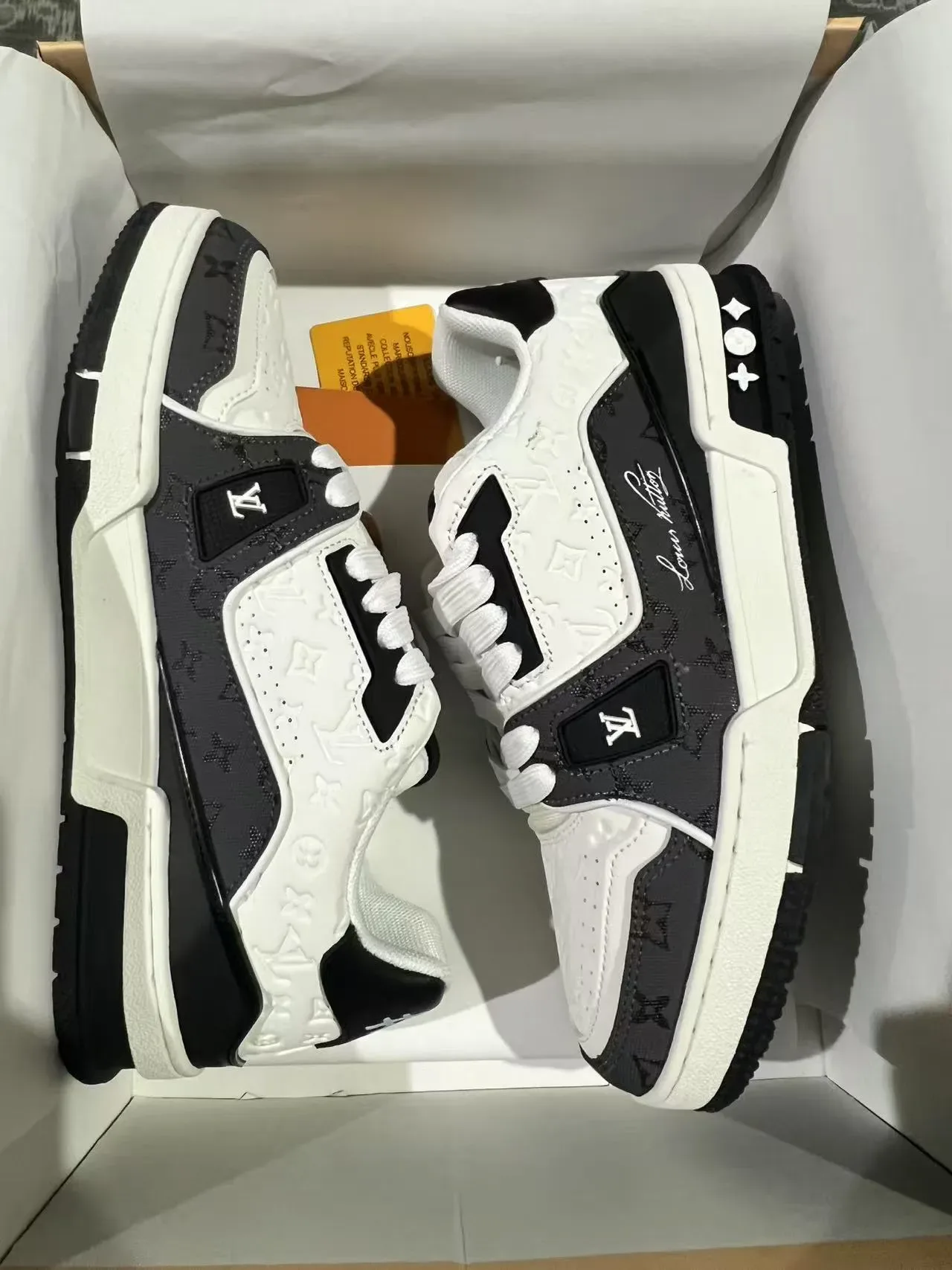 Louis Vuitton LV Trainer Sneakers Lifestyle Blanc et Noir Monogramme Embossed Signature Cursive 9