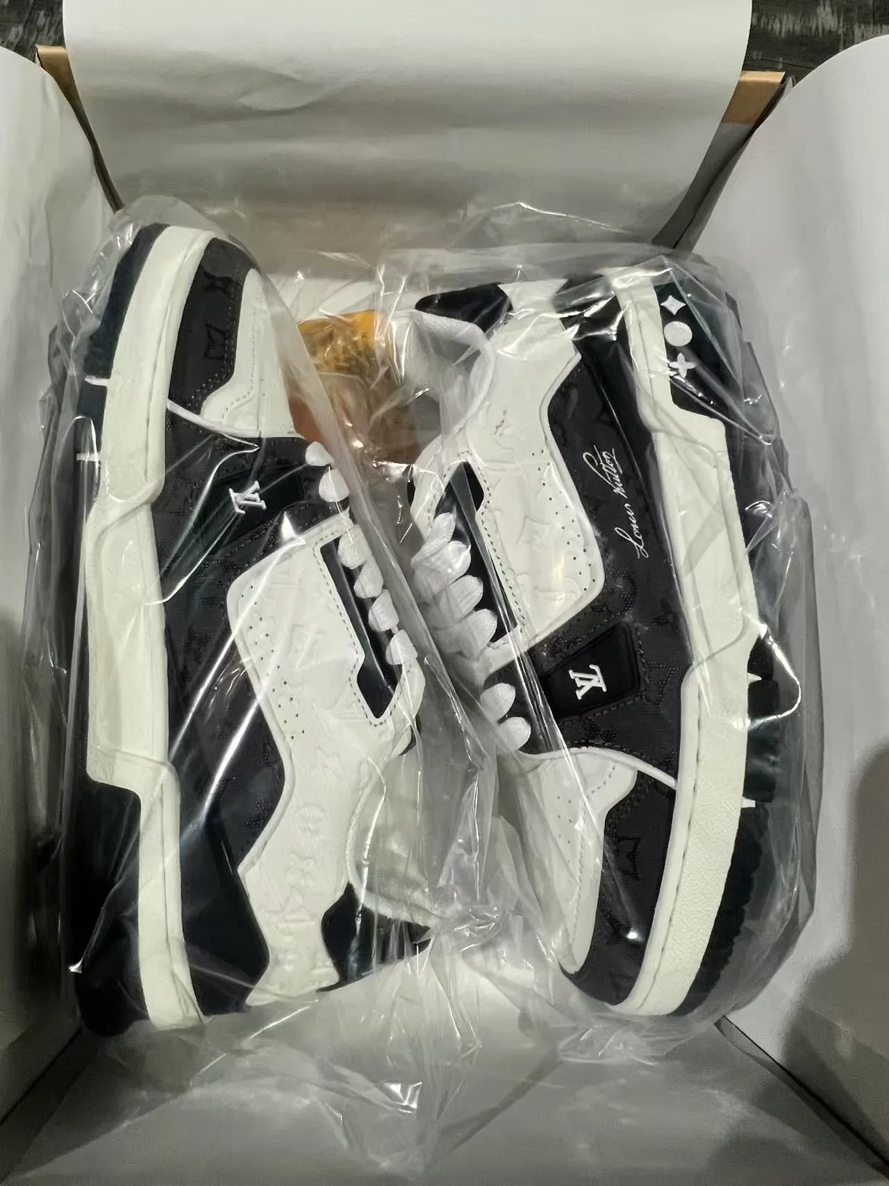 Louis Vuitton LV Trainer Sneakers Lifestyle Blanc et Noir Monogramme Embossed Signature Cursive 10