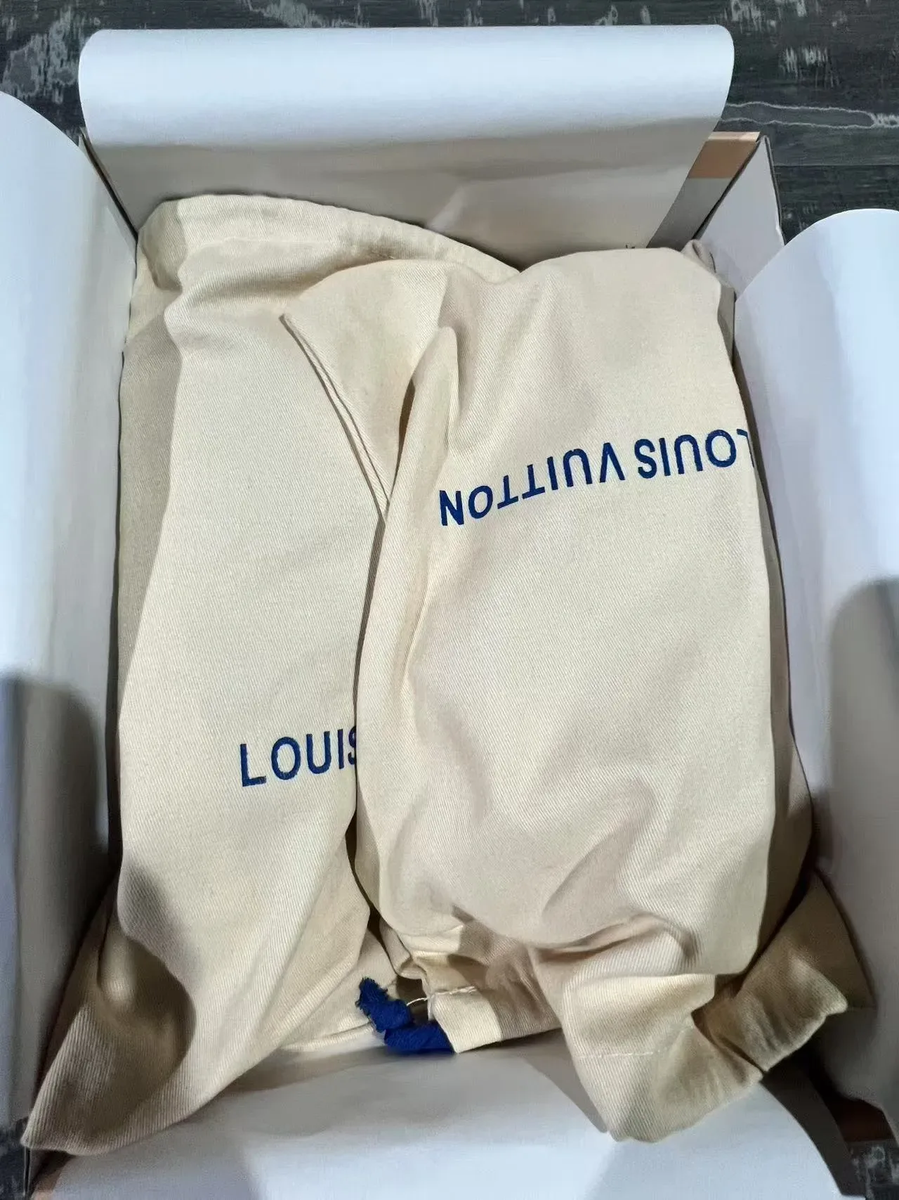 Louis Vuitton LV Trainer Sneakers Lifestyle Blanc et Noir Monogramme Embossed Signature Cursive 11