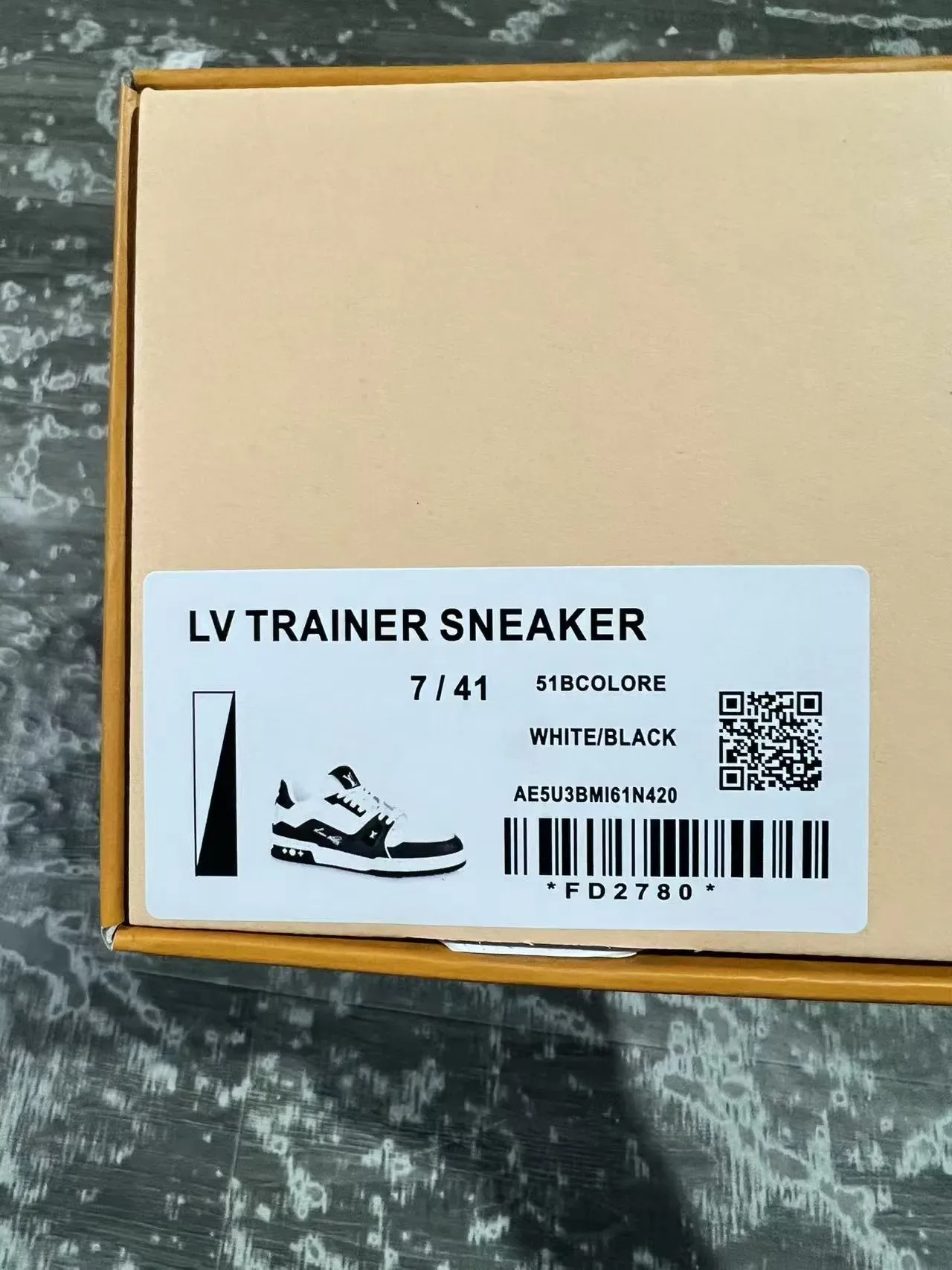 Louis Vuitton LV Trainer Sneakers Lifestyle Blanc et Noir Monogramme Embossed Signature Cursive 12