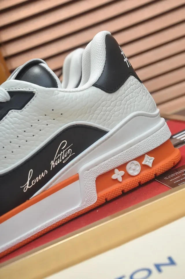 Louis Vuitton LV Trainer Blanc et Noir Low-Top Matériau Mixte Sneakers Lifestyle 2