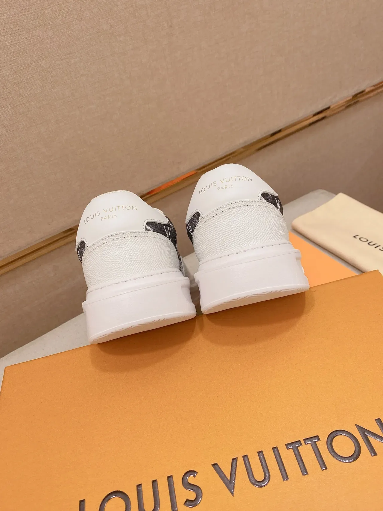 Louis Vuitton LV Trainer Tênis Branco e Preto Low-Top Plataforma com Painel Impressão Monograma Lifestyle Sneakers 3