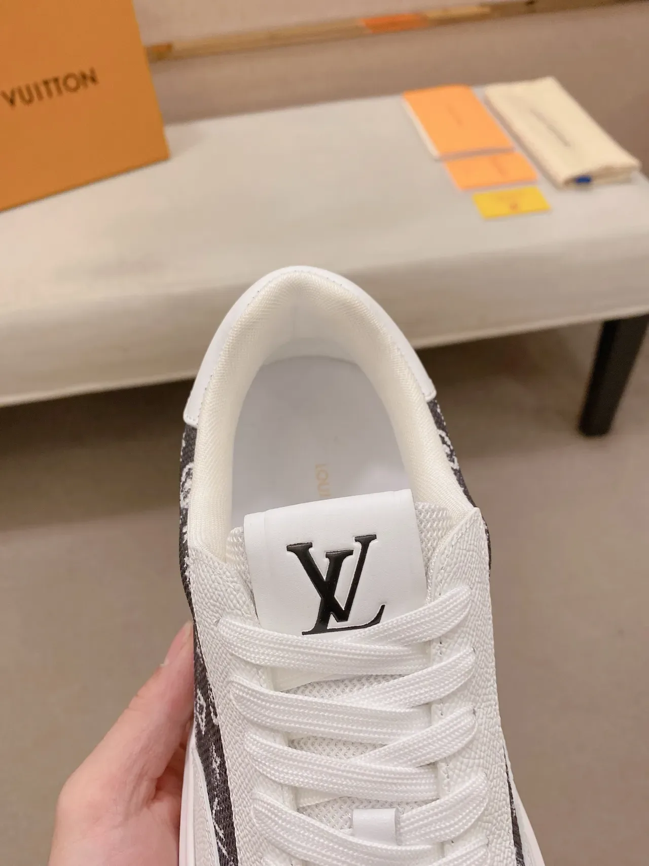 Louis Vuitton LV Trainer Tênis Branco e Preto Low-Top Plataforma com Painel Impressão Monograma Lifestyle Sneakers 4