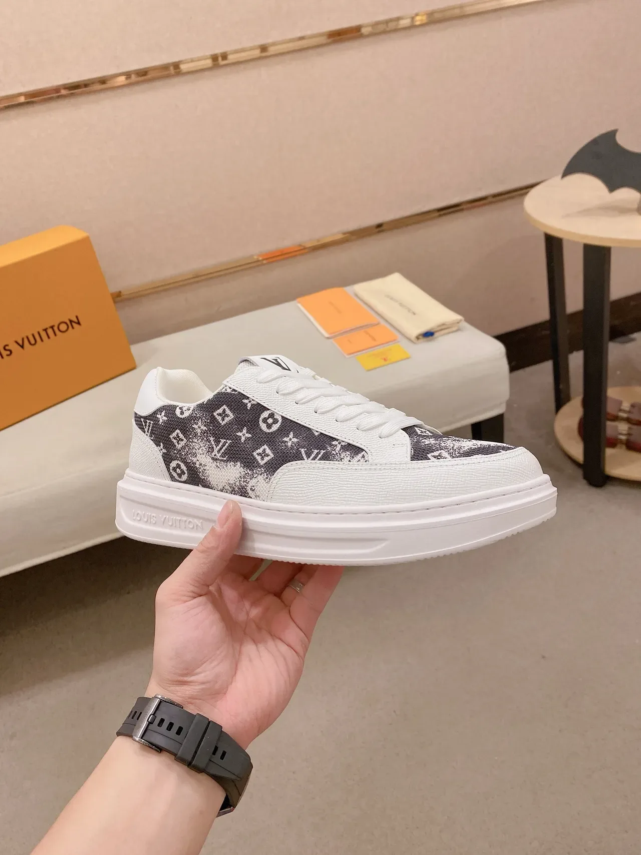 Louis Vuitton LV Trainer Tênis Branco e Preto Low-Top Plataforma com Painel Impressão Monograma Lifestyle Sneakers 5