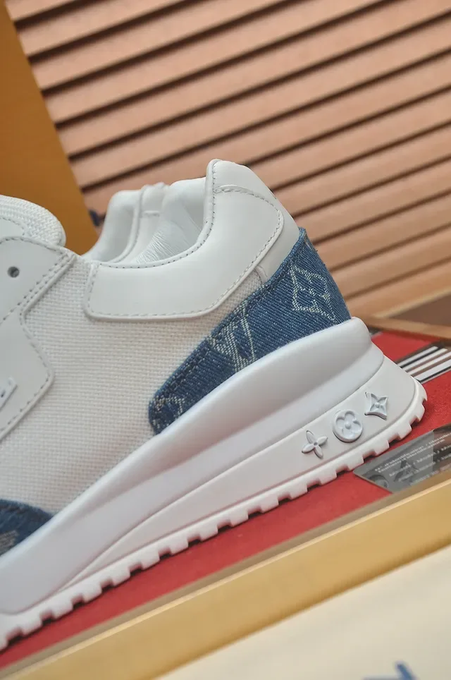 Louis Vuitton LV Trainer Branco e Azul Monogram Painéis de Denim Solado Esculpido Lifestyle Sneakers 2