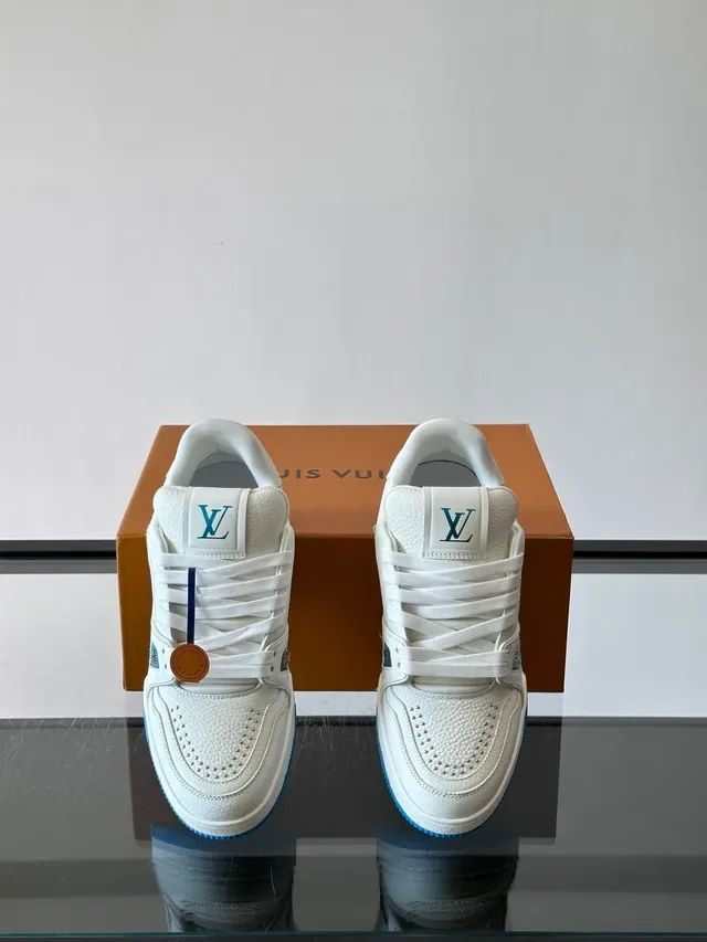 لويس فيتون LV Trainer أبيض أزرق جلد هيكلي تفاصيل مثقوبة سنيكرز لايف ستايل 4