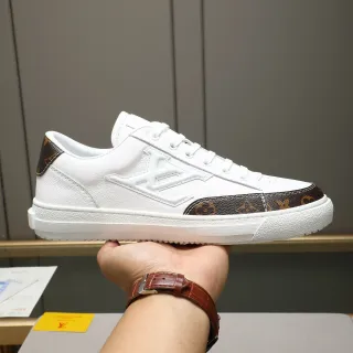 Louis Vuitton LV Trainer Tênis lifestyle branco e marrom de couro com monograma na parte superior de canvas com ponta e calcanhar