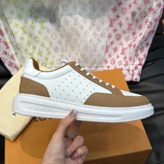 Louis Vuitton LV Trainer Tênis Lifestyle Branco Marrom Couro Perforado Overlays Couro Granulado Bege
