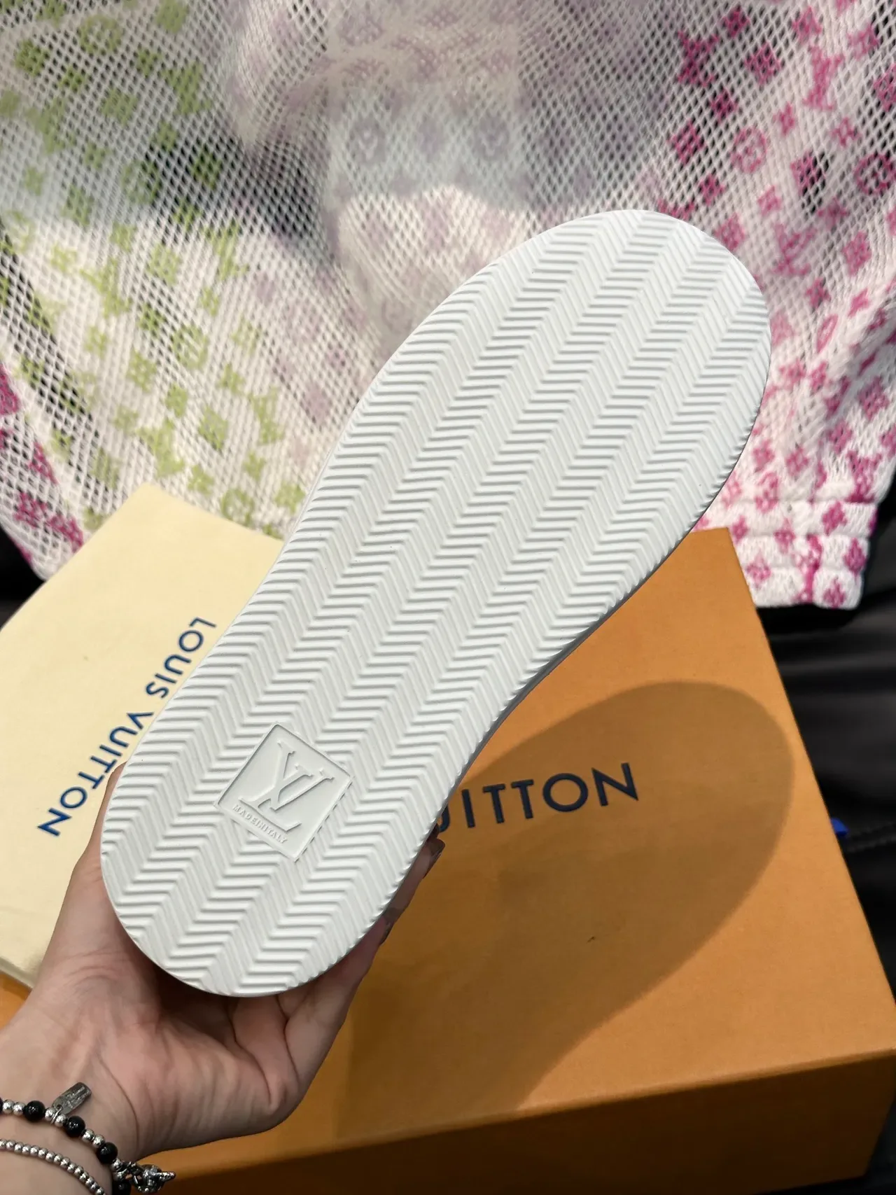 Louis Vuitton LV Trainer Tênis Lifestyle Branco Marrom Couro Perforado Overlays Couro Granulado Bege 2