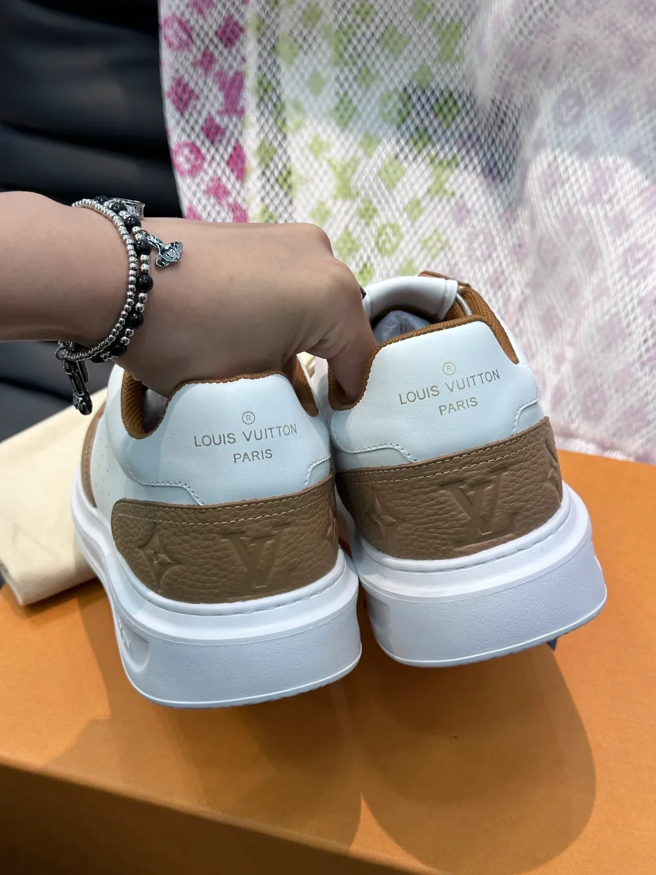 Louis Vuitton LV Trainer Tênis Lifestyle Branco Marrom Couro Perforado Overlays Couro Granulado Bege 3