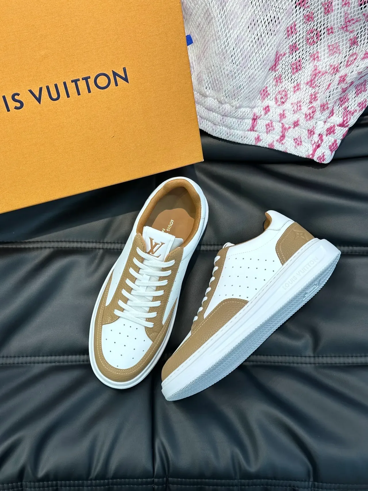 Louis Vuitton LV Trainer Tênis Lifestyle Branco Marrom Couro Perforado Overlays Couro Granulado Bege 4