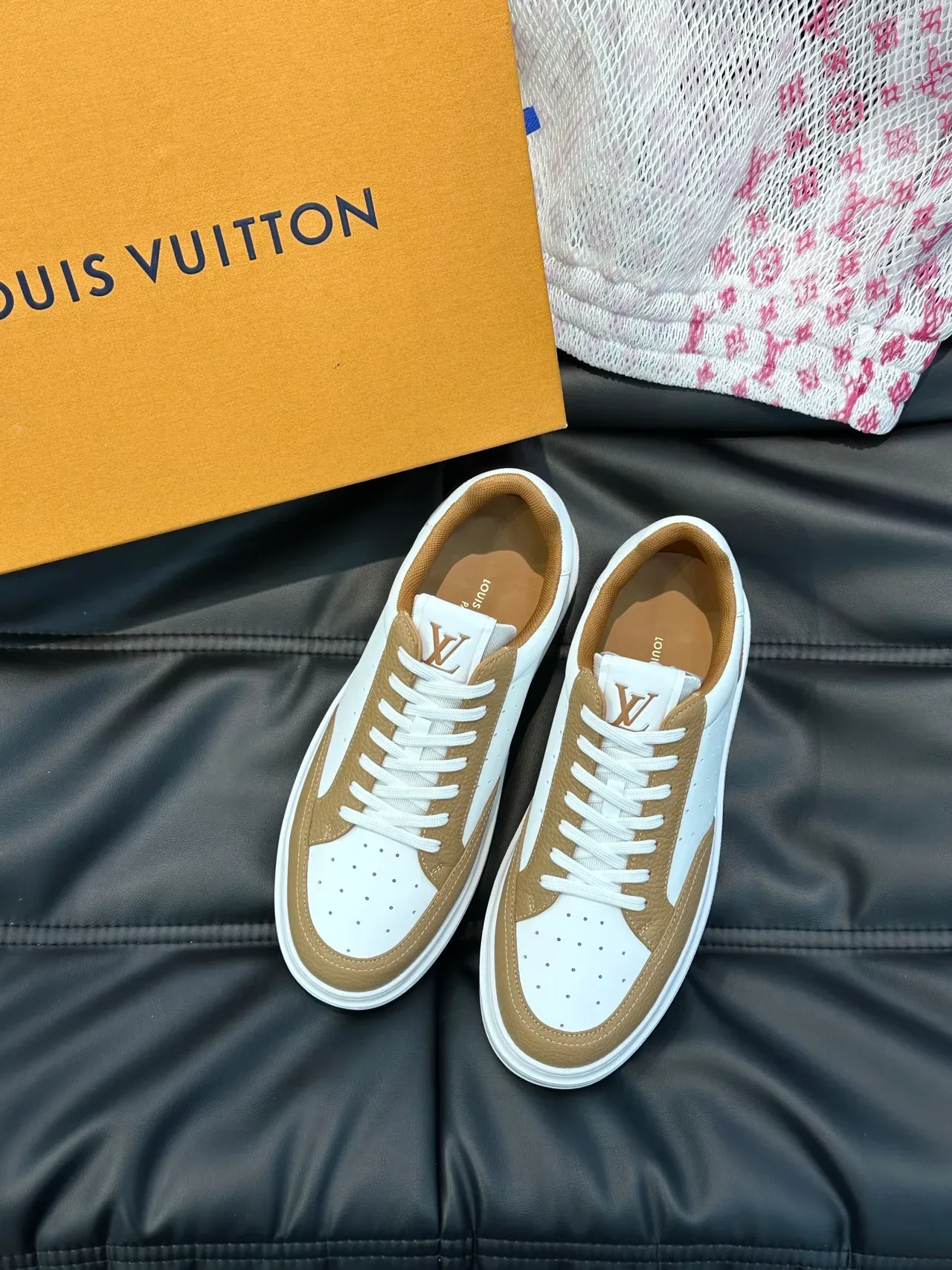Louis Vuitton LV Trainer Tênis Lifestyle Branco Marrom Couro Perforado Overlays Couro Granulado Bege 5