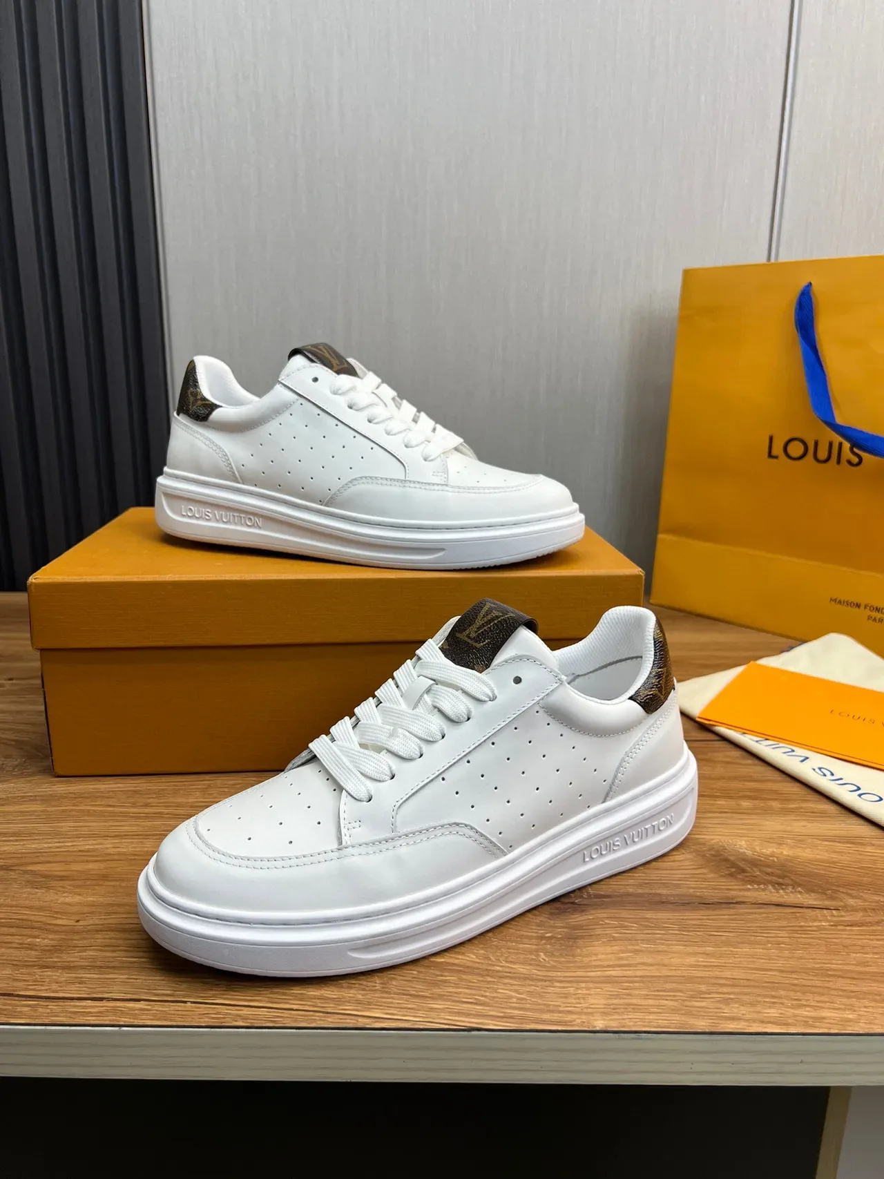 Louis Vuitton LV Trainer 白棕 穿孔皮革鞋面 印花帆布鞋跟标签 生活方式运动鞋 2