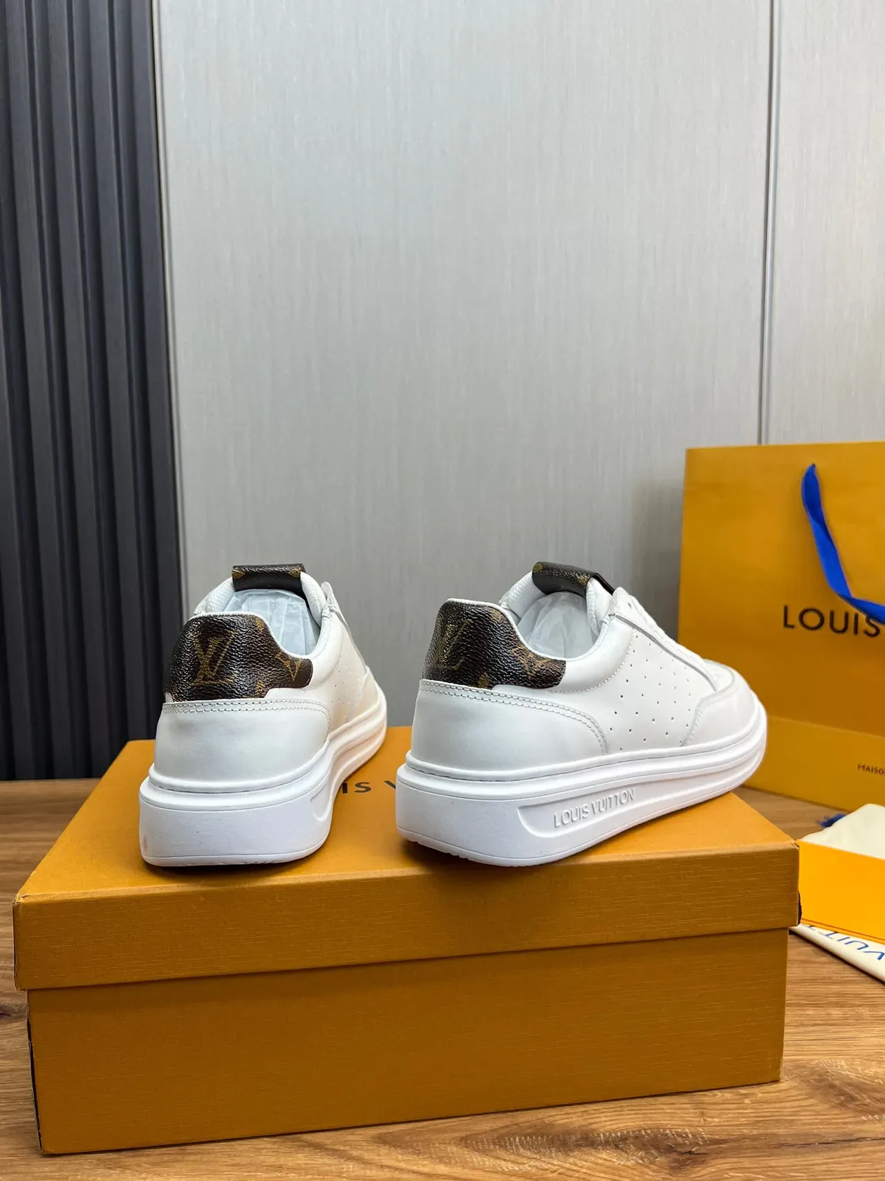 Louis Vuitton LV Trainer 白棕 穿孔皮革鞋面 印花帆布鞋跟标签 生活方式运动鞋 3