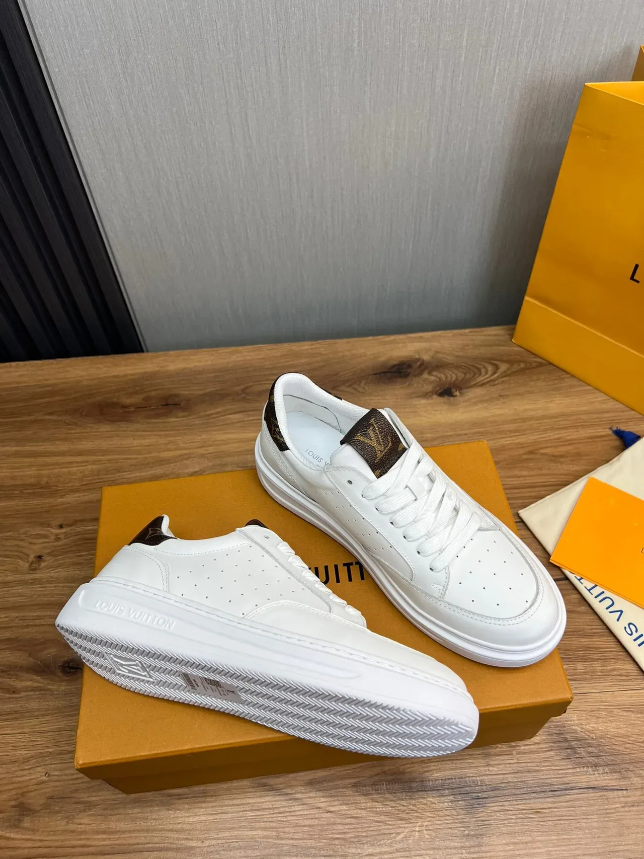Louis Vuitton LV Trainer 白棕 穿孔皮革鞋面 印花帆布鞋跟标签 生活方式运动鞋 4