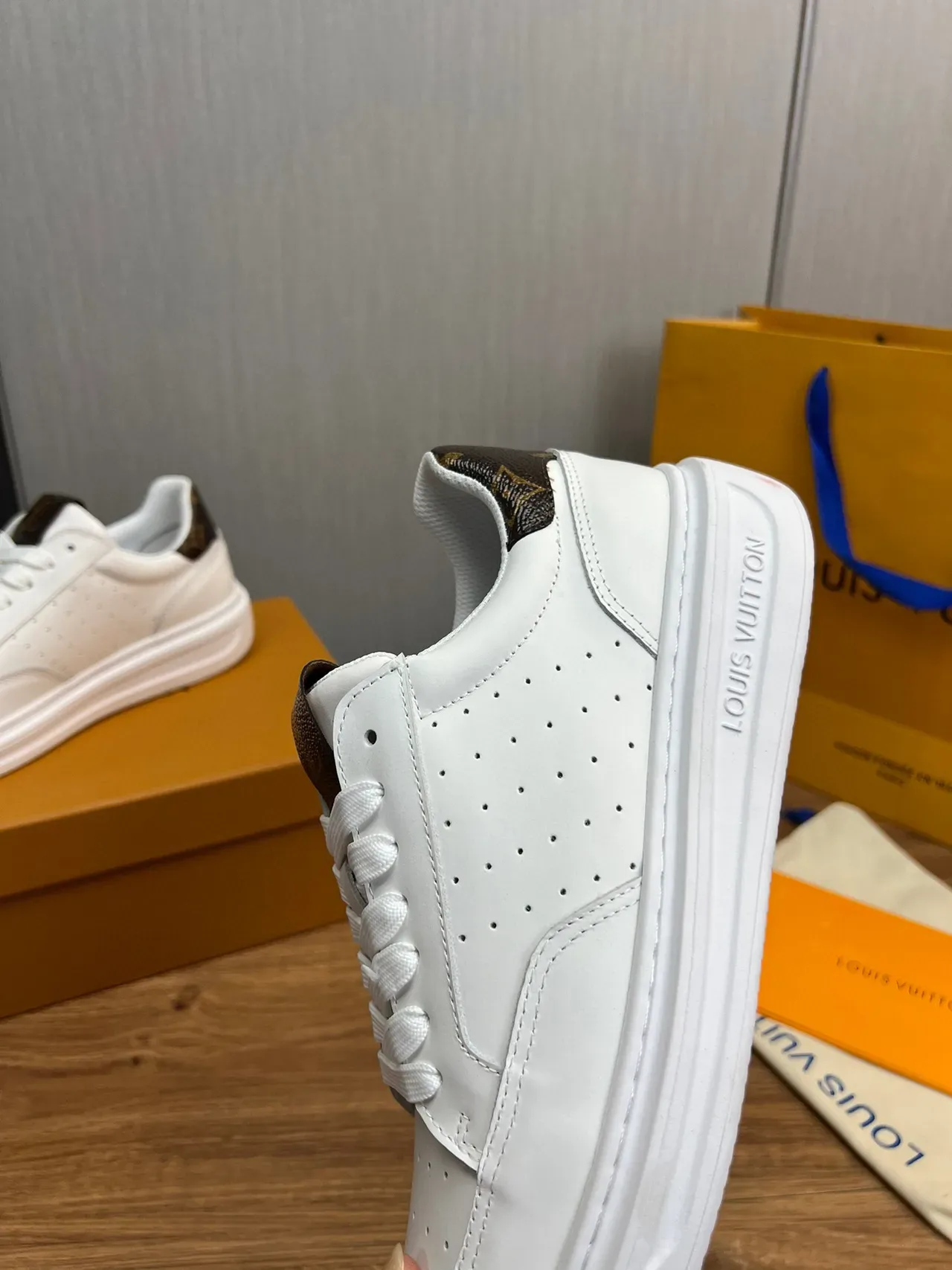 Louis Vuitton LV Trainer 白棕 穿孔皮革鞋面 印花帆布鞋跟标签 生活方式运动鞋 6