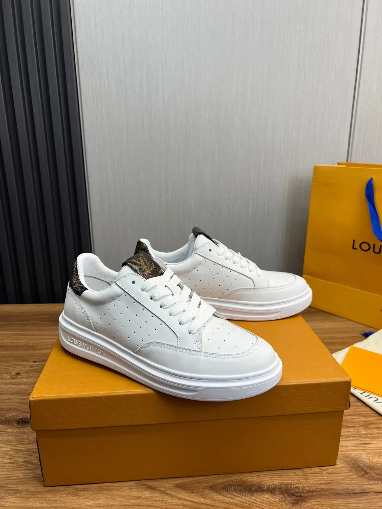 Louis Vuitton LV Trainer 白棕 穿孔皮革鞋面 印花帆布鞋跟标签 生活方式运动鞋 9