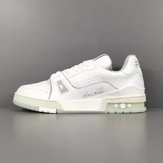 Louis Vuitton LV Trainer Zapatillas Lifestyle Blancas y Grises Cuero Estructurado Detalle Correa Asimétrica