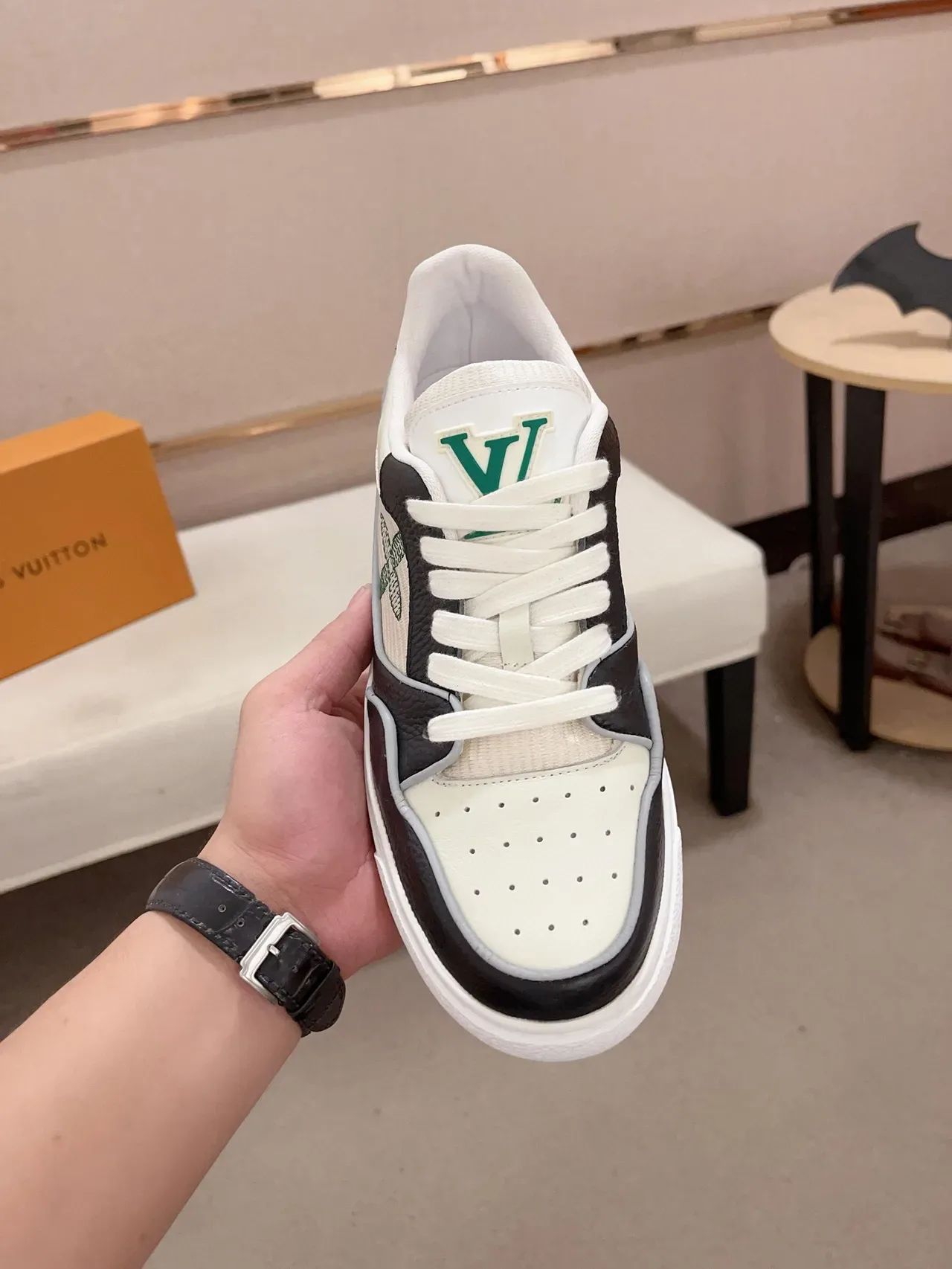 Louis Vuitton LV Trainer Tênis Lifestyle Branco Verde Camada de Couro e Tecido Superior Perfurado na Ponta 2