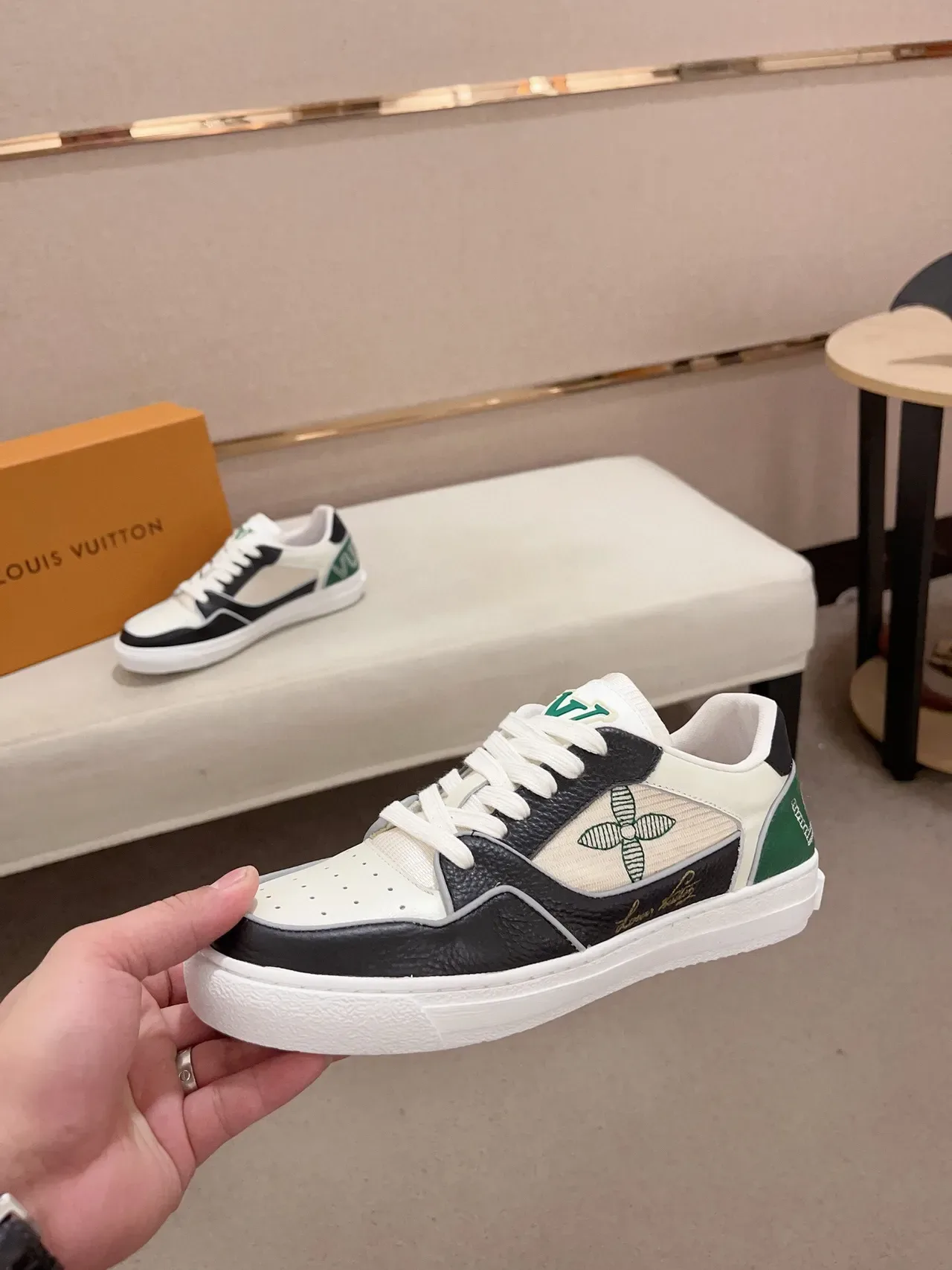 Louis Vuitton LV Trainer Tênis Lifestyle Branco Verde Camada de Couro e Tecido Superior Perfurado na Ponta 3
