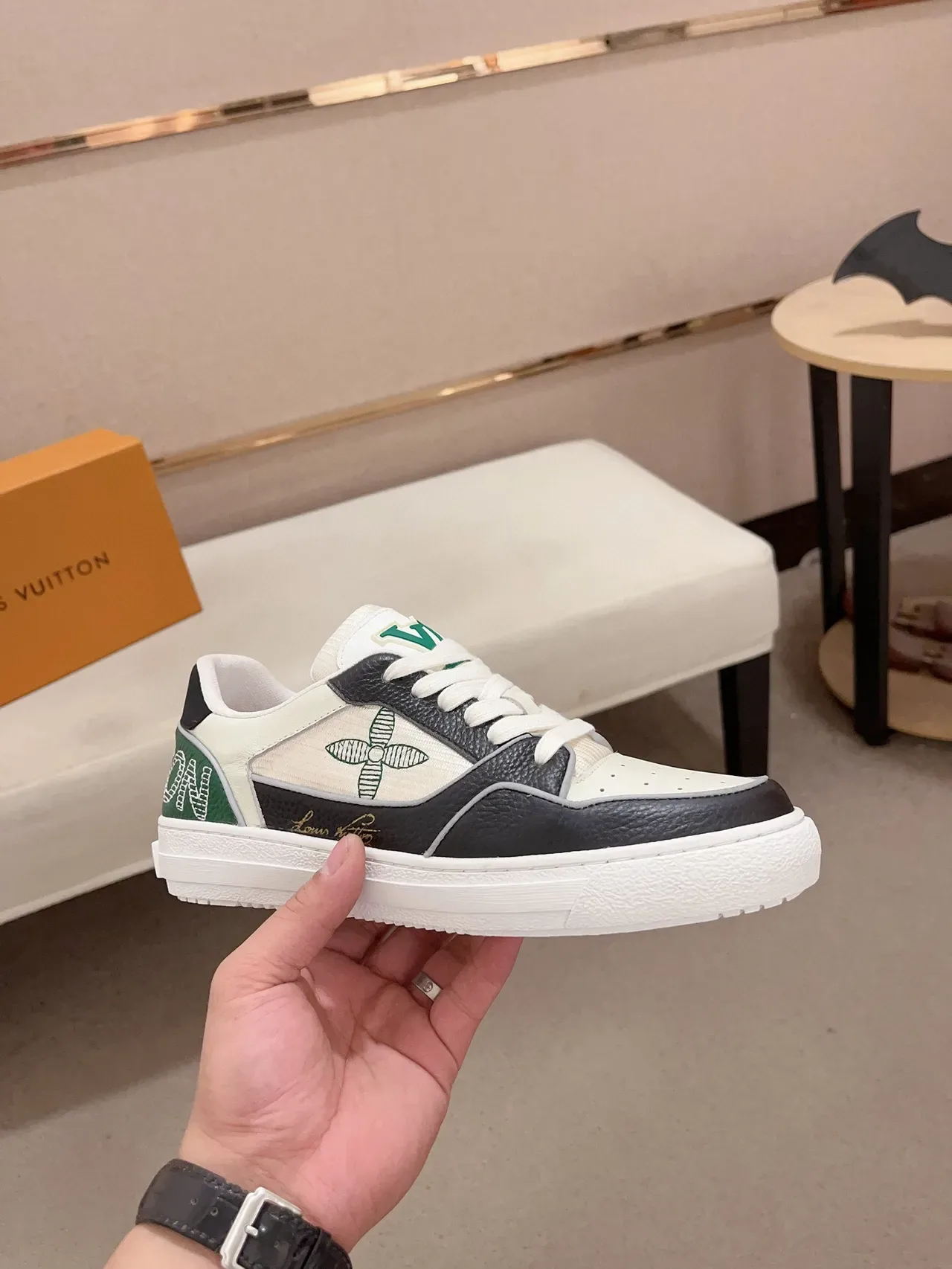 Louis Vuitton LV Trainer Tênis Lifestyle Branco Verde Camada de Couro e Tecido Superior Perfurado na Ponta 4