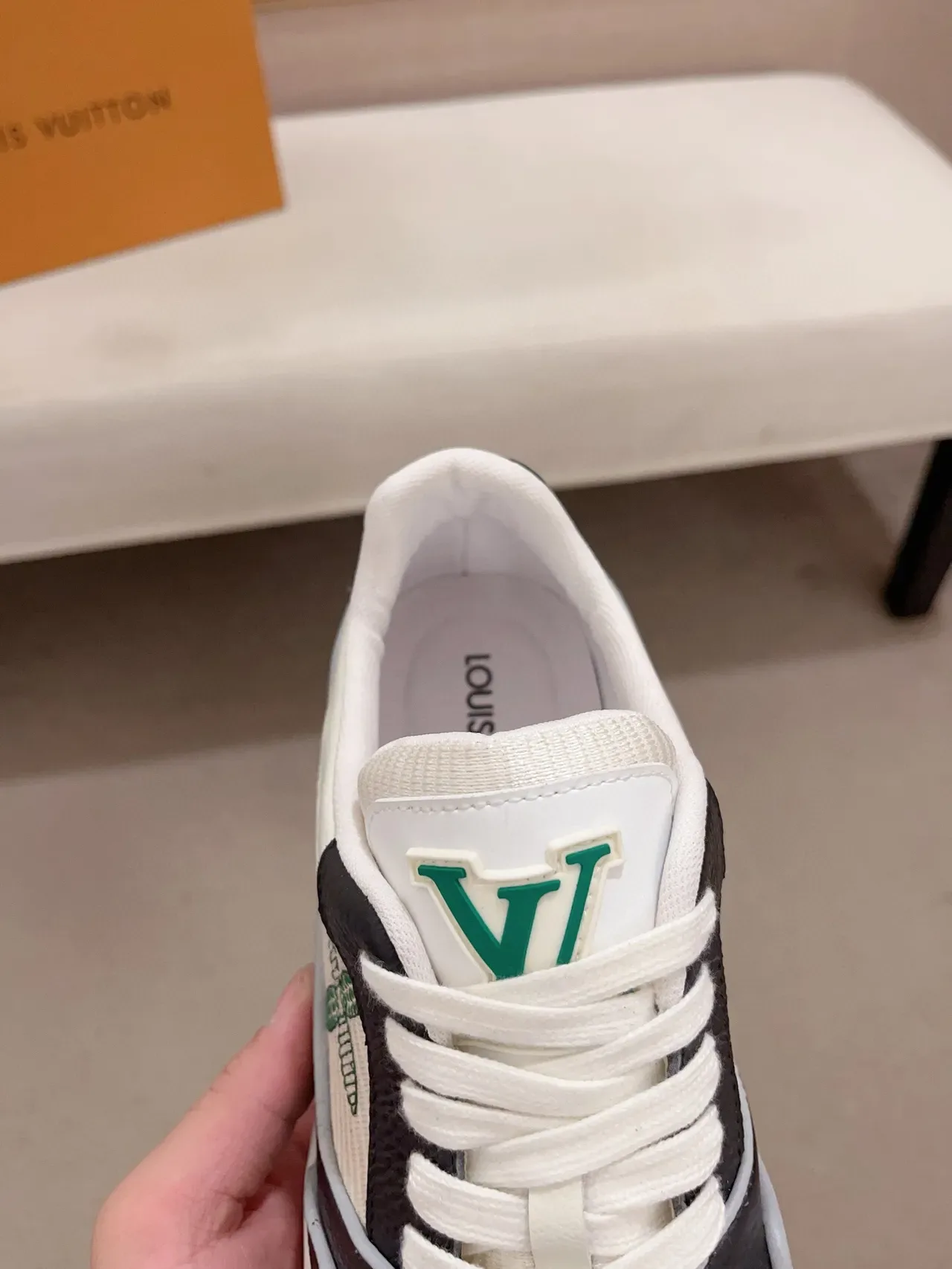 Louis Vuitton LV Trainer Tênis Lifestyle Branco Verde Camada de Couro e Tecido Superior Perfurado na Ponta 6