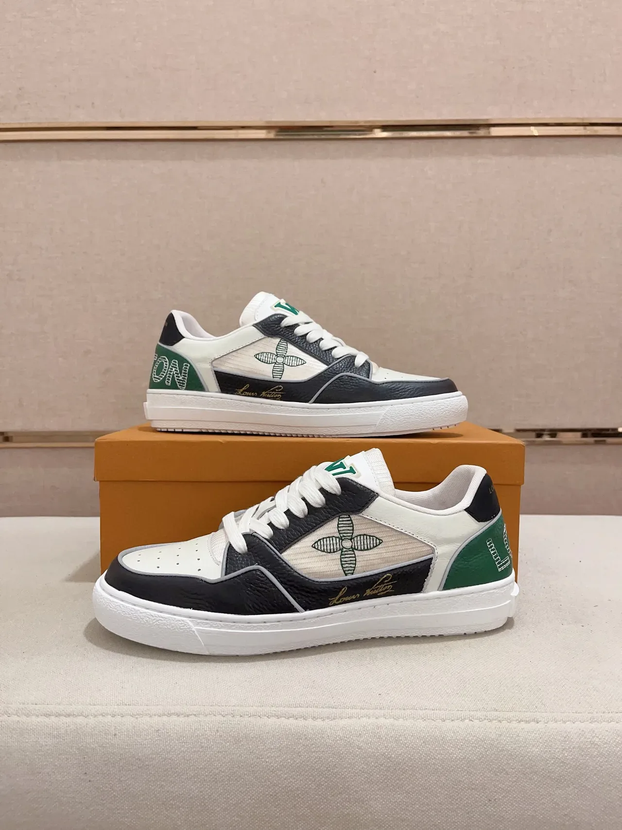 Louis Vuitton LV Trainer Tênis Lifestyle Branco Verde Camada de Couro e Tecido Superior Perfurado na Ponta 7