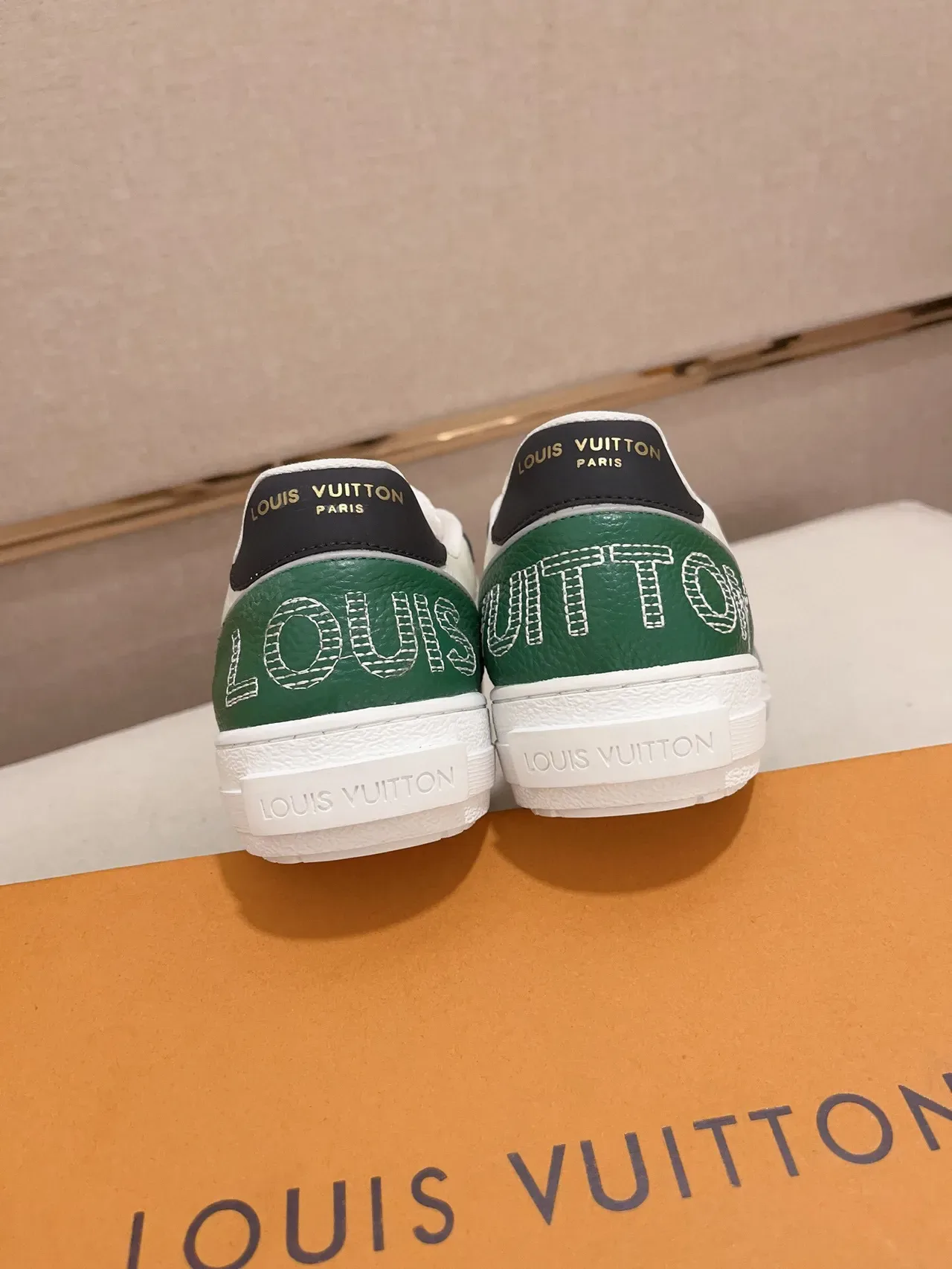 Louis Vuitton LV Trainer Tênis Lifestyle Branco Verde Camada de Couro e Tecido Superior Perfurado na Ponta 8
