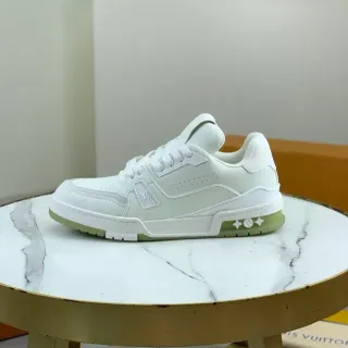Louis Vuitton LV Trainer Blanco Verde Construcción de Cuero en Capas Panel Lateral Geométrico Zapatillas Lifestyle