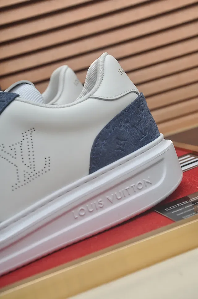 Louis Vuitton LV Trainer sneakers blanco y navy low top perforados con monogram lifestyle 2