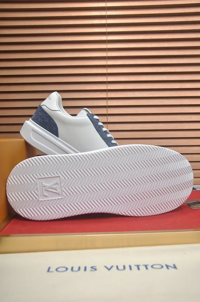 Louis Vuitton LV Trainer sneakers blanco y navy low top perforados con monogram lifestyle 3