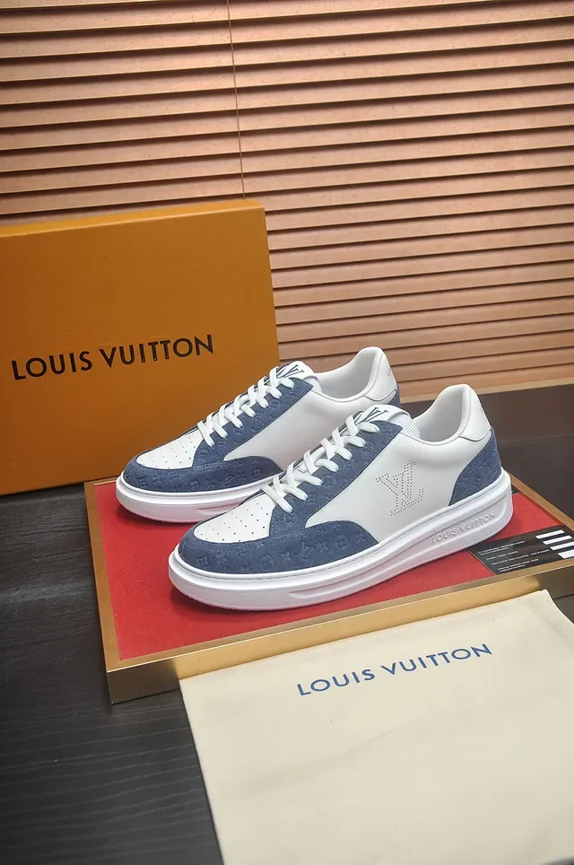 Louis Vuitton LV Trainer sneakers blanco y navy low top perforados con monogram lifestyle 4