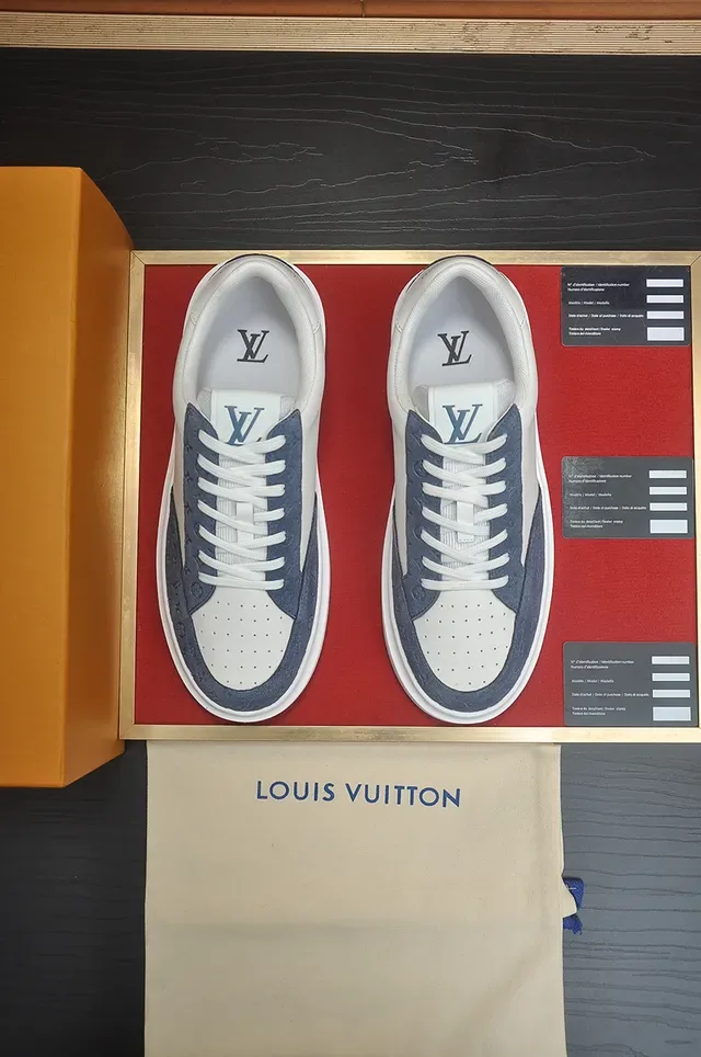 Louis Vuitton LV Trainer sneakers blanco y navy low top perforados con monogram lifestyle 5