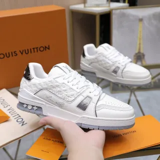 Louis Vuitton LV Trainer Tênis Lifestyle Branco Prateado Monograma Embossado Couro Sola Média com Camadas