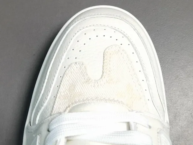 路易威登 LV Trainer 白色透明 Monogrammed 纺织鞋面 层叠皮革覆盖 生活方式运动鞋 3