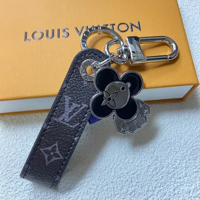 Bolsa Cruzada Louis Vuitton Mickey Mouse Charm Keychain Preto Prata Couro Monogramado Metal 2