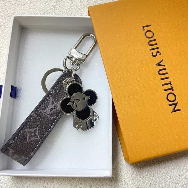 Bolsa Cruzada Louis Vuitton Mickey Mouse Charm Keychain Preto Prata Couro Monogramado Metal 3