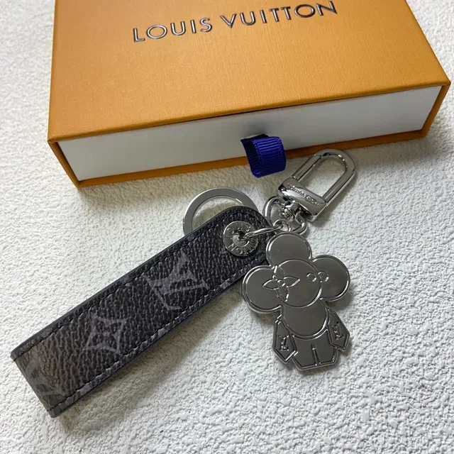 Bolsa Cruzada Louis Vuitton Mickey Mouse Charm Keychain Preto Prata Couro Monogramado Metal 4