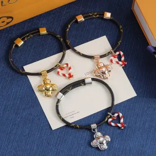 Pulseras Louis Vuitton Monogram de Cuero Trenzado con Encanto de Flor y Corazón
