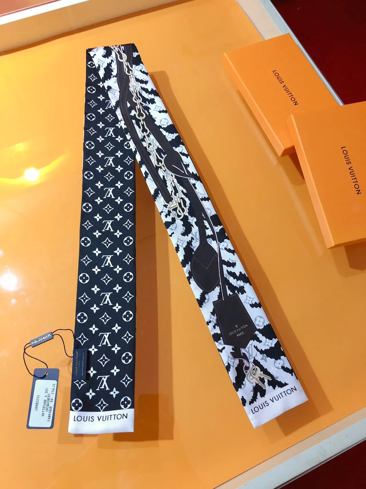 Louis Vuitton Lenço de Seda com Impressão Monogram Corrente Chave 5
